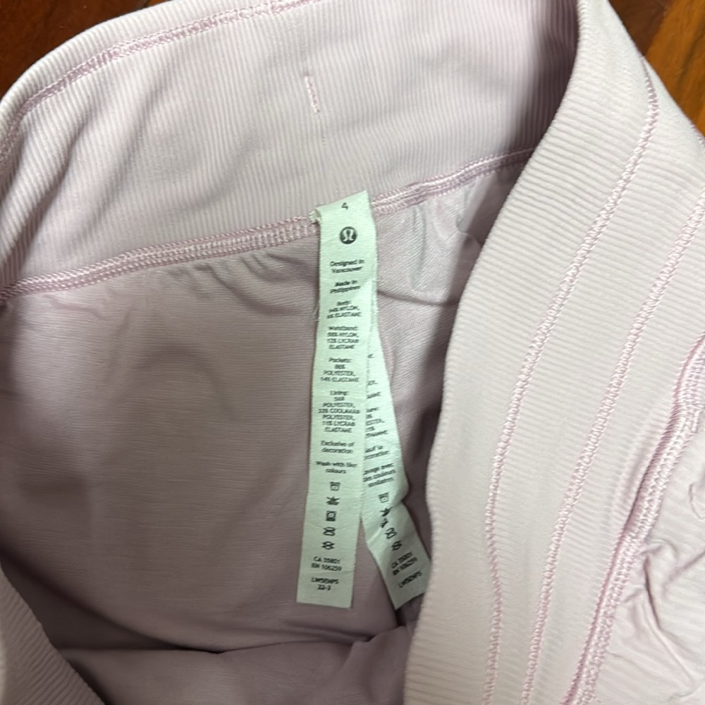 Women’s Lulu joggers size 4 light purple, great condition. - Picture 2 of 2